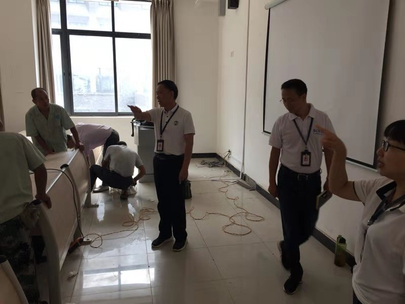图为校领导现场办公.png