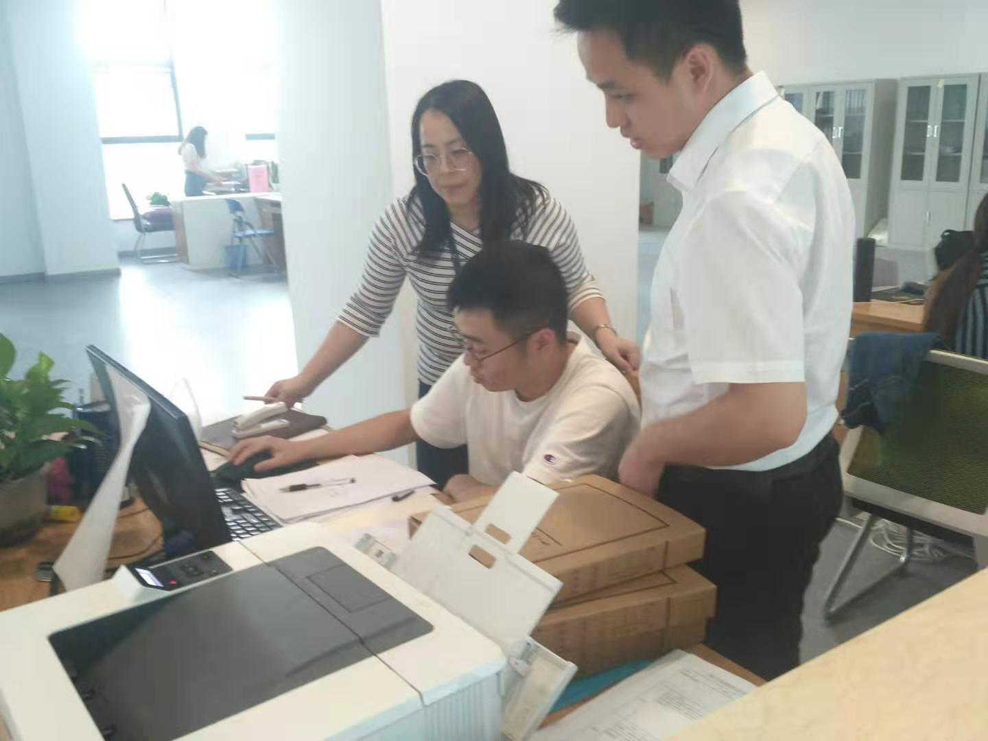 图为赵红莉、王涛老师和公司技术员排查分班问题.png
