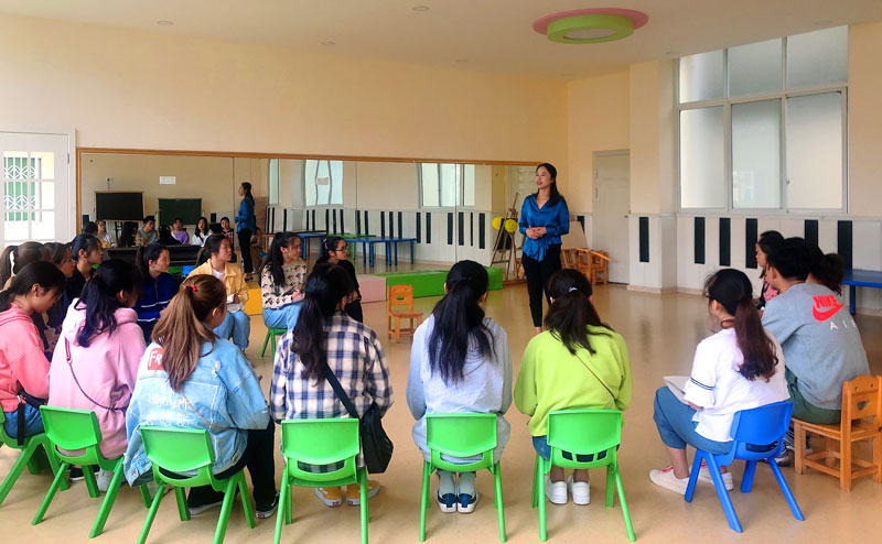 天府新区籍田星星幼儿园见习学生参加晨会.jpg
