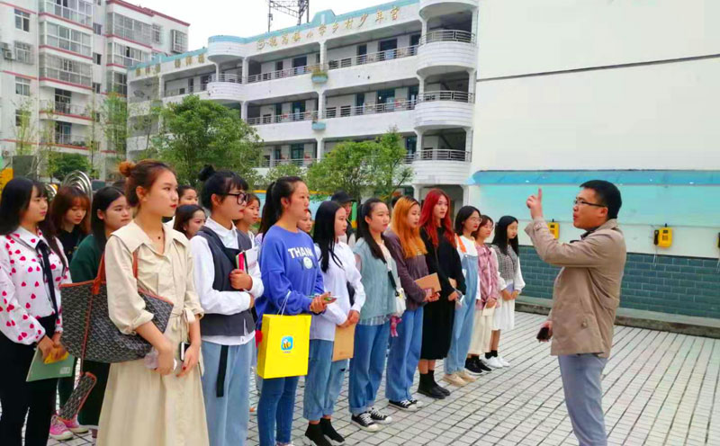 天府新区视高小学廖校长为见习学生进行见习指导.jpg
