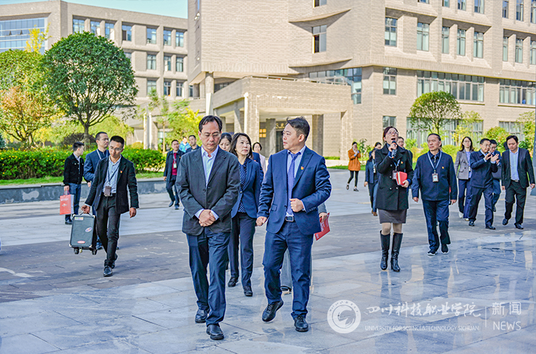图一李江厅长一行参观我校基础设施建设.jpg