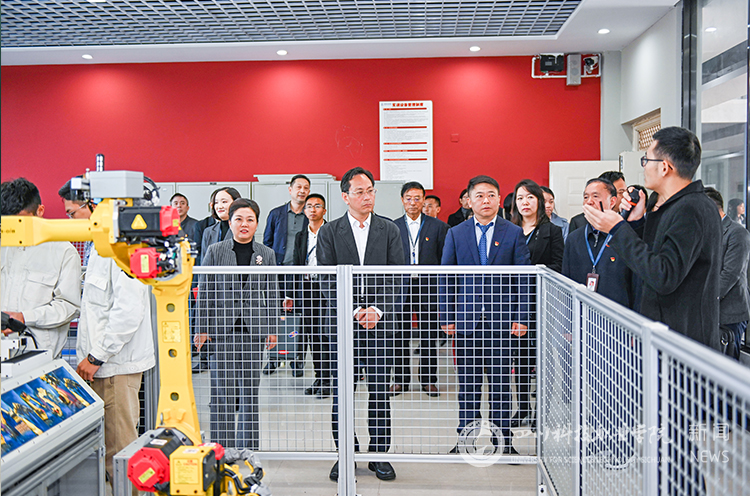 图二李江厅长一行参观我校工业机器人实训室.jpg
