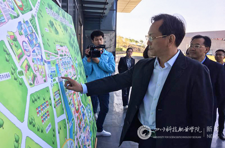 图三为李江厅长查看我校校园规划图.jpg