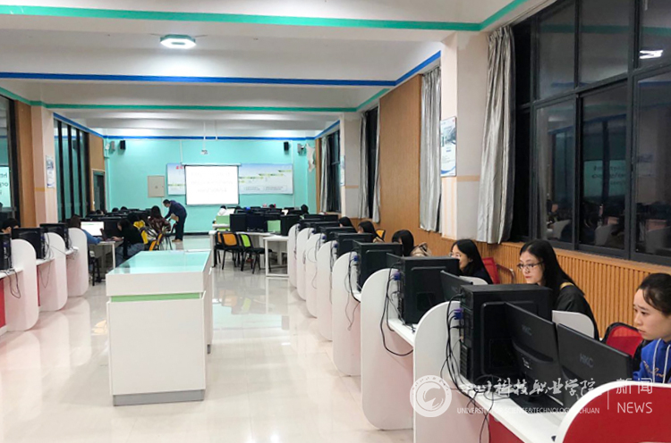 图为老师认真指导学生大赛.jpg