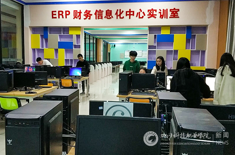 图为学生自发性在实验室进行刻苦集训与讨论.jpg