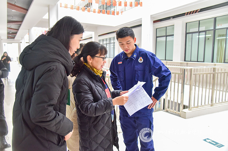图为校长助理、新道云财经学院院长高莉为考生解答疑问.jpg