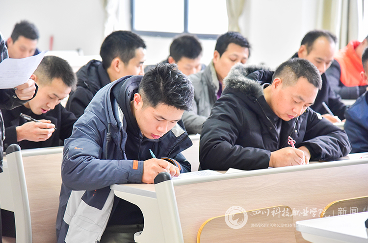 图为考生在候考室确认考试信息.jpg