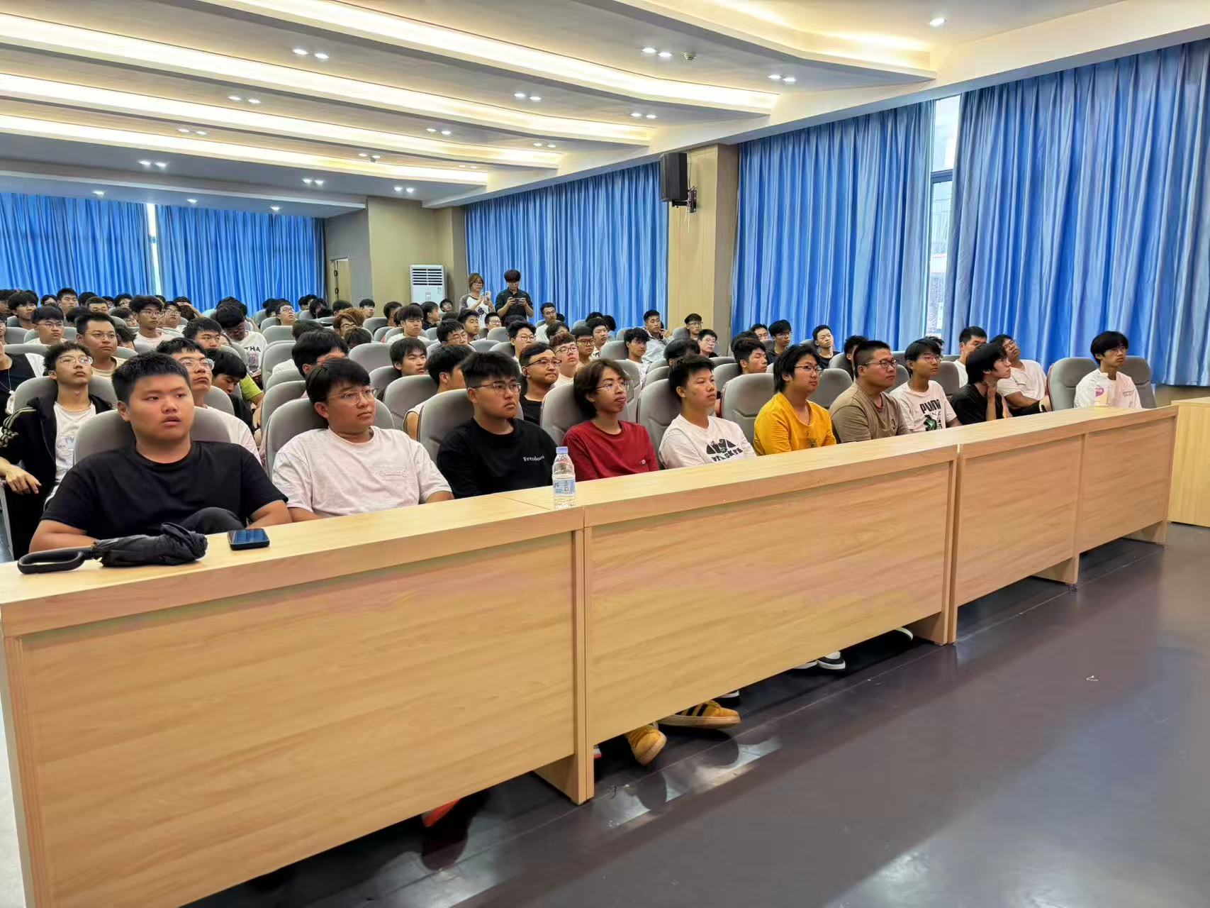 沃尔沃工程师进校园，助力学生职业发展(图2)