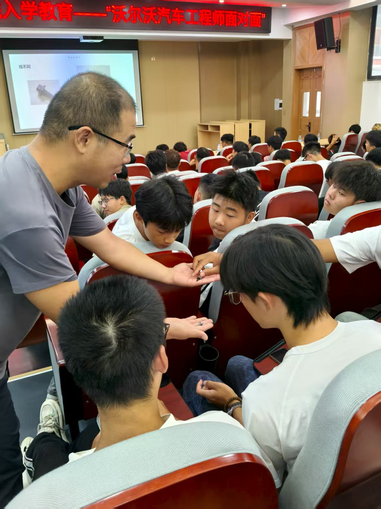 沃尔沃工程师进校园，助力学生职业发展(图4)